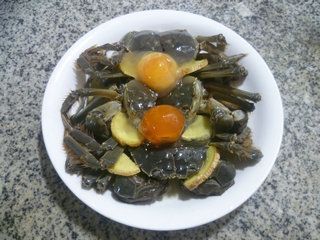 咸鸭蛋蒸毛蟹的做法
