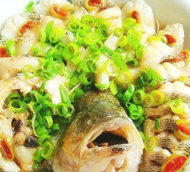 清蒸鲈鱼的简单做法_清蒸鲈鱼怎么做最好吃？