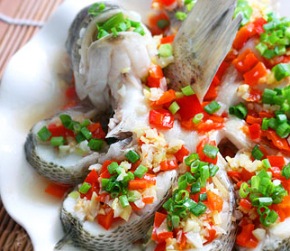 红剁椒蒸鲈鱼的简单做法_红剁椒蒸鲈鱼怎么做最好吃？