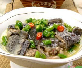 青椒焖水鱼的简单做法_青椒焖水鱼怎么做最好吃？