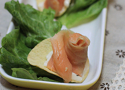 烟三文鱼沙拉的简单做法_烟三文鱼沙拉怎么做最好吃？