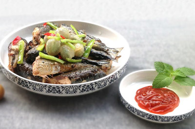 黄皮汁秋刀鱼的简单做法_黄皮汁秋刀鱼怎么做最好吃？