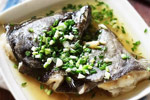 葱油鸦片鱼头的简单做法_葱油鸦片鱼头怎么做最好吃？