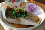 清蒸海鲈鱼的简单做法_清蒸海鲈鱼怎么做最好吃？