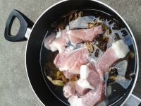 黄花菜猪肉炖鳗鱼干怎么做好吃_黄花菜猪肉炖鳗鱼干的做法