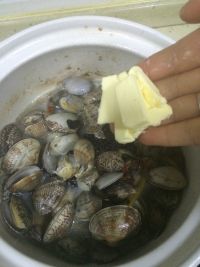 酒焖紫苏黄油花蛤怎么做好吃_酒焖紫苏黄油花蛤的做法