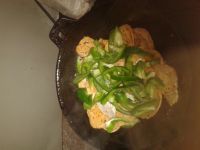 青椒炒鱼饼怎么做好吃_青椒炒鱼饼的做法