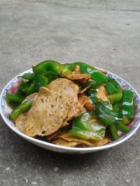 青椒炒鱼饼怎么做好吃_青椒炒鱼饼的做法