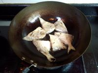 蒜子红烧小鲳鱼怎么做好吃_蒜子红烧小鲳鱼的做法
