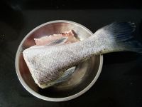 五香煎海鲈鱼尾怎么做好吃_五香煎海鲈鱼尾的做法