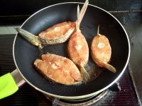 五香煎海鲈鱼尾怎么做好吃_五香煎海鲈鱼尾的做法