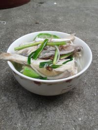 韭菜扒皮鱼煮米粉汤怎么做好吃_韭菜扒皮鱼煮米粉汤的做法