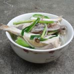 韭菜扒皮鱼煮米粉汤怎么做好吃_韭菜扒皮鱼煮米粉汤的做法