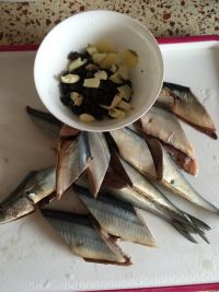 豆豉煎秋刀鱼怎么做好吃_豆豉煎秋刀鱼的做法