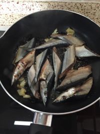 豆豉煎秋刀鱼怎么做好吃_豆豉煎秋刀鱼的做法