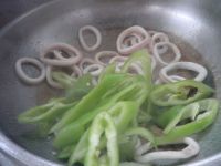 青椒炒鱿鱼圈怎么做好吃_青椒炒鱿鱼圈的做法