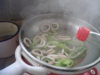 青椒炒鱿鱼圈怎么做好吃_青椒炒鱿鱼圈的做法