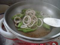 青椒炒鱿鱼圈怎么做好吃_青椒炒鱿鱼圈的做法
