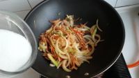 胡萝卜洋葱炒海参筋怎么做好吃_胡萝卜洋葱炒海参筋的做法