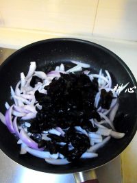 培根鲜鱿炒洋葱怎么做好吃_培根鲜鱿炒洋葱的做法