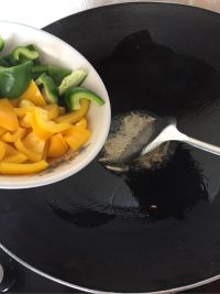 彩椒炒鱿鱼怎么做好吃_彩椒炒鱿鱼的做法