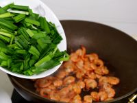 鲜虾炒韭菜怎么做好吃_鲜虾炒韭菜的做法