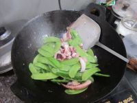 蒜香鱿鱼炒荷兰豆怎么做好吃_蒜香鱿鱼炒荷兰豆的做法