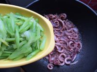 芹菜炒鱿鱼怎么做好吃_芹菜炒鱿鱼的做法