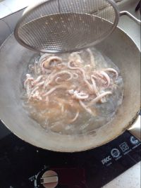 鱿鱼须炒韭菜怎么做好吃_鱿鱼须炒韭菜的做法