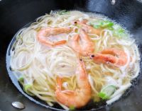 鲜虾青菜煮面怎么做好吃_鲜虾青菜煮面的做法