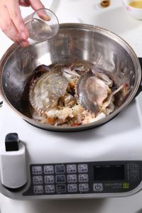 新加坡辣椒炒蟹怎么做好吃_新加坡辣椒炒蟹的做法