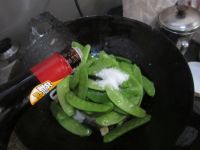芹香荷兰豆炒小鱿鱼怎么做好吃_芹香荷兰豆炒小鱿鱼的做法