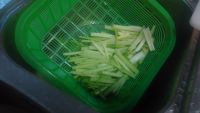 芹菜炒鱼丸片怎么做好吃_芹菜炒鱼丸片的做法