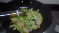 芹菜炒鱼丸片怎么做好吃_芹菜炒鱼丸片的做法