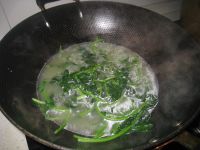 花甲煮番薯叶怎么做好吃_花甲煮番薯叶的做法