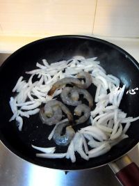 鲜虾洋葱炒蛋怎么做好吃_鲜虾洋葱炒蛋的做法