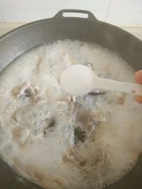 丑鱼豆腐汤怎么做好吃_家常丑鱼豆腐汤的做法