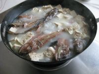 红头鱼豆腐汤怎么做好吃_家常红头鱼豆腐汤的做法