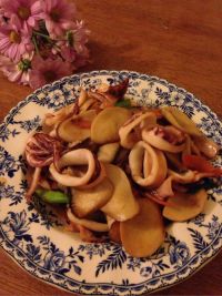鸡腿菇炒鱿鱼怎么做好吃_家常鸡腿菇炒鱿鱼的做法