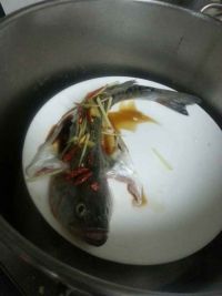 清蒸鲈鱼怎么做好吃_家常清蒸鲈鱼的做法