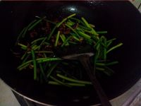 蒜苔炒墨鱼怎么做好吃_家常蒜苔炒墨鱼的做法