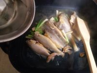 蒜苗烧小黄鱼怎么做好吃_家常蒜苗烧小黄鱼的做法