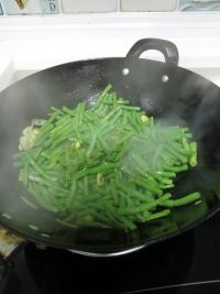 豆豉鲮鱼炒速冻豇豆怎么做好吃_家常豆豉鲮鱼炒速冻豇豆的做法