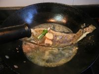 甜面酱烧海鲈鱼怎么做好吃_家常甜面酱烧海鲈鱼的做法