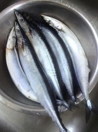 时蔬盐烤秋刀鱼怎么做好吃_家常时蔬盐烤秋刀鱼的做法