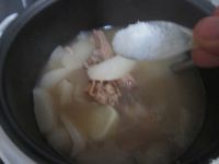 白萝卜鱿鱼排骨汤怎么做好吃_家常白萝卜鱿鱼排骨汤的做法