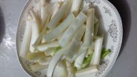 葱爆墨鱼仔怎么做好吃_家常葱爆墨鱼仔的做法