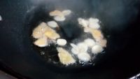 葱爆墨鱼仔怎么做好吃_家常葱爆墨鱼仔的做法