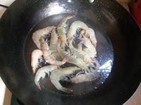 焖鲜虾怎么做好吃_家常焖鲜虾的做法