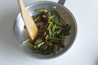 蒜苔鱿鱼丝怎么做好吃_家常蒜苔鱿鱼丝的做法